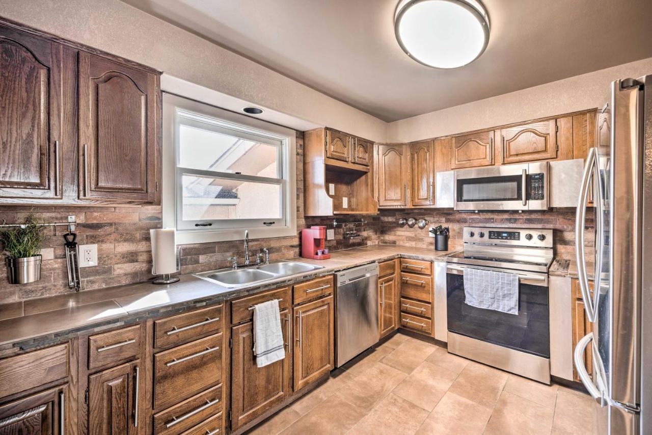 Game Room, 3 Mi To Downtown Holiday home