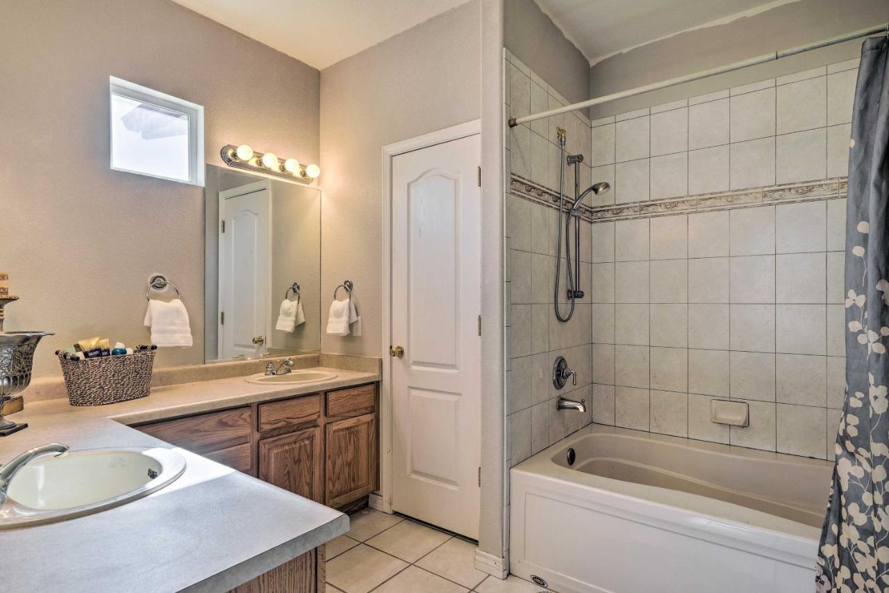 Townhome About 10 Miles To Downtown! Holiday home *