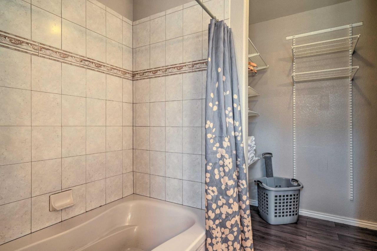 Townhome About 10 Miles To Downtown! Holiday home *