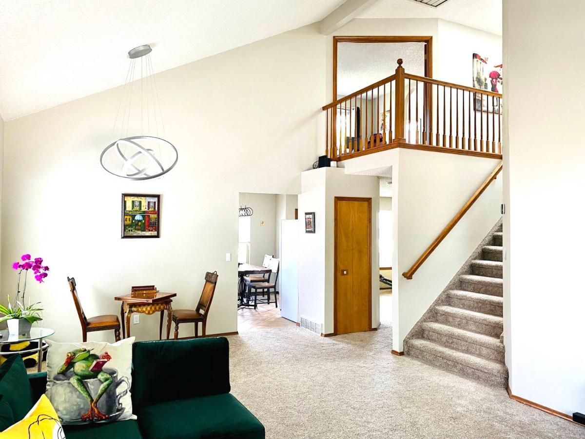 Artsy Close To Usafa With Fireplace And Patio