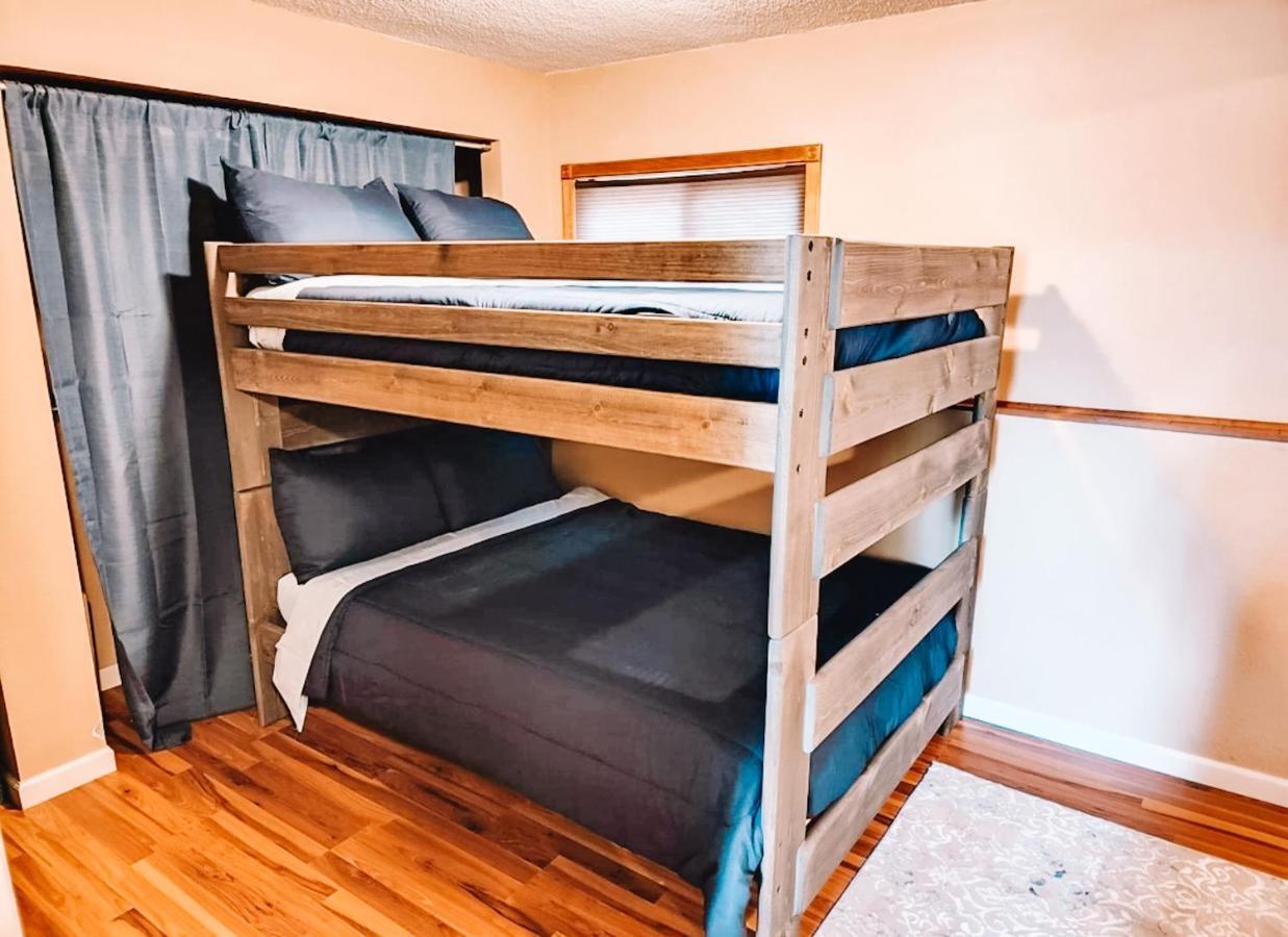 Villa Pet Friendly 2 King Beds Af Academy Sleeps 12 *