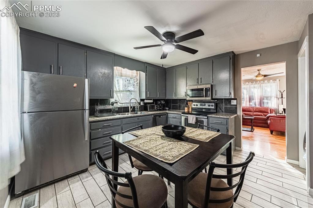 North Of Sodermann Park Centrally Located 2/1 Upstairs Of House Holiday home *