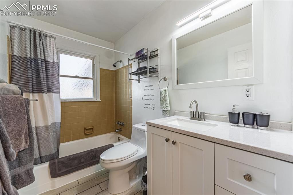 North Of Sodermann Park Centrally Located 2/1 Upstairs Of House Holiday home Colorado Springs