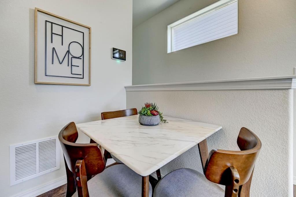 Modern Luxury, Pet-friendly With Yard And King Bed Apartment Colorado Springs