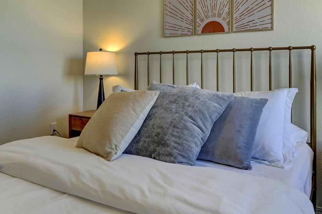 Modern Luxury, Pet-friendly With Yard And King Bed Colorado Springs