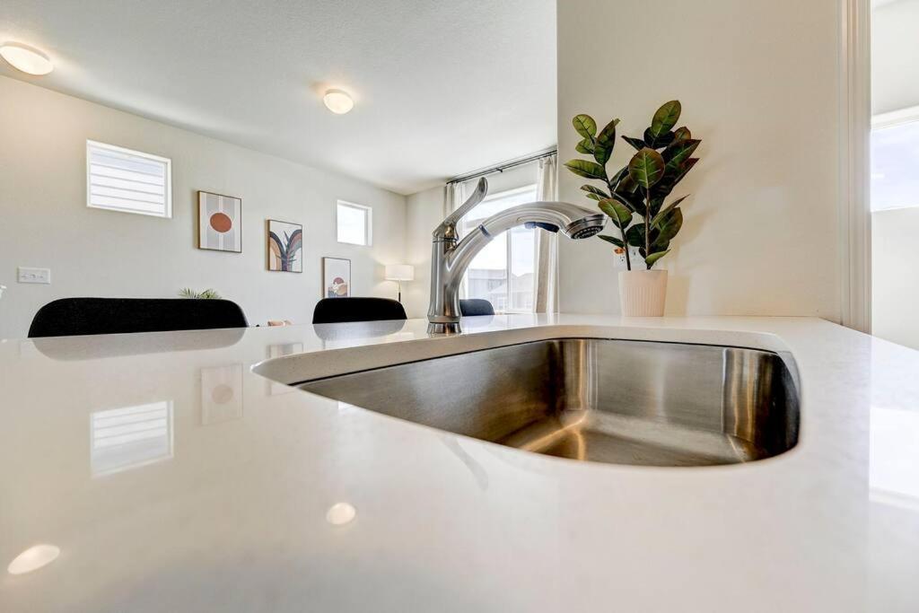 Modern Luxury, Pet-friendly With Yard And King Bed * Colorado Springs