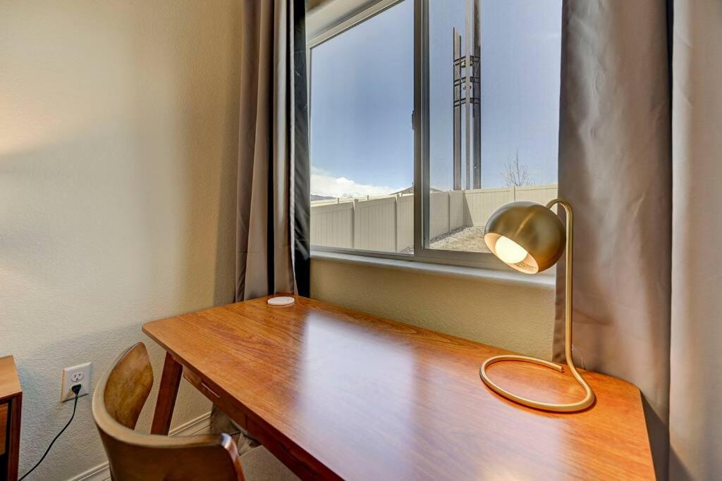 Modern Luxury, Pet-friendly With Yard And King Bed Apartment Colorado Springs