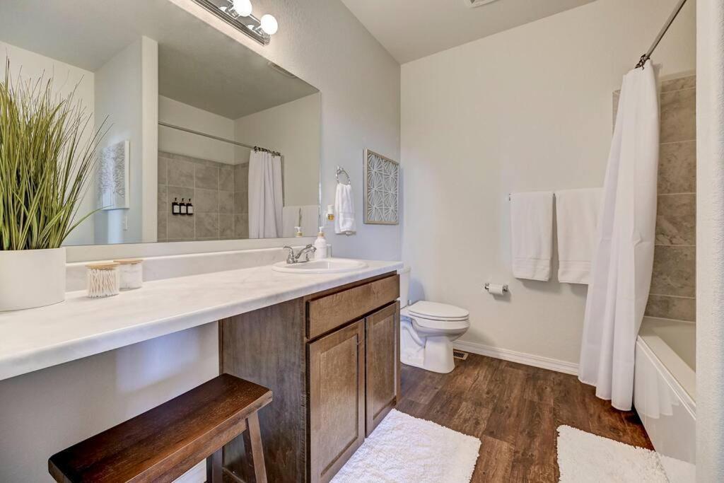 Apartment Modern Luxury, Pet-friendly With Yard And King Bed Colorado Springs