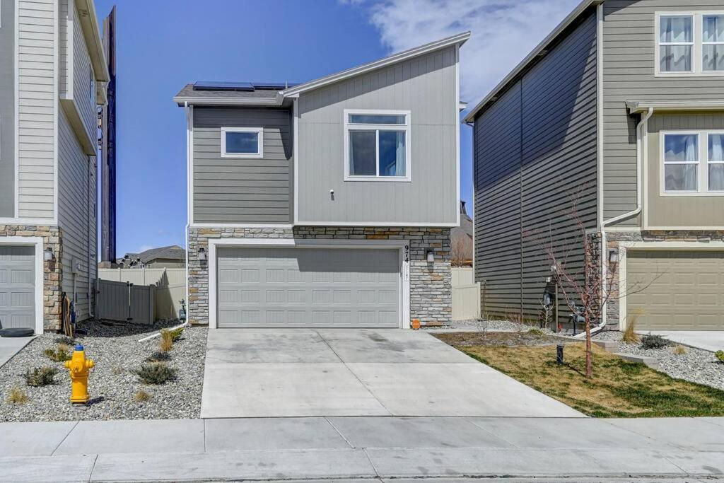 Modern Luxury, Pet-friendly With Yard And King Bed Apartment Colorado Springs