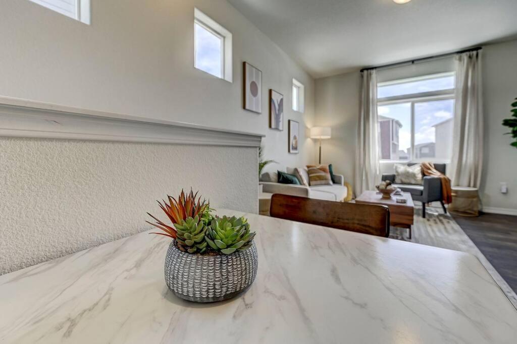 Modern Luxury, Pet-friendly With Yard And King Bed Apartment Colorado Springs