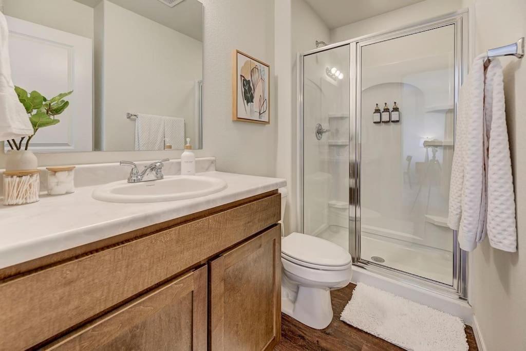 Modern Luxury, Pet-friendly With Yard And King Bed Apartment