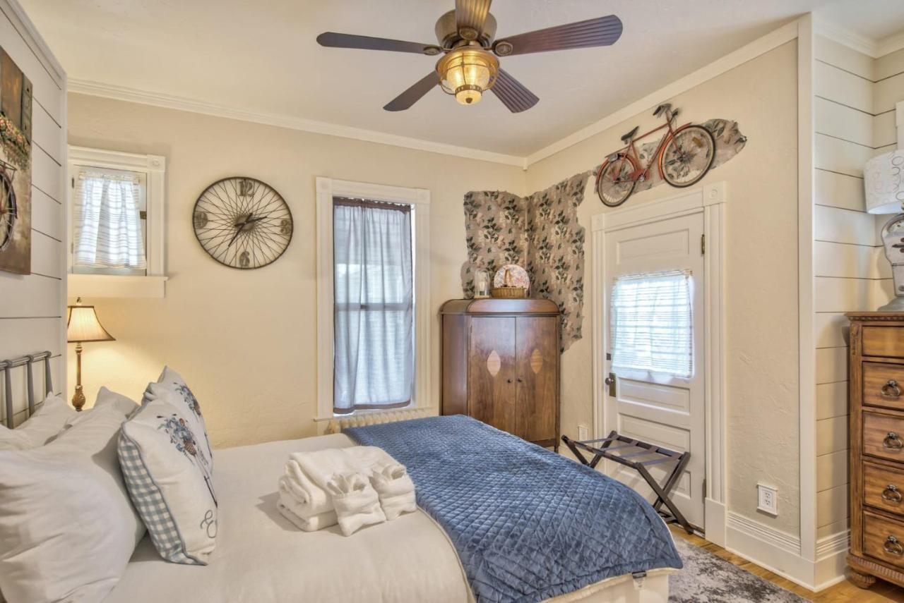 Victorian Charm With Hot Tub & Fire Pit Downtown Holiday home Colorado Springs