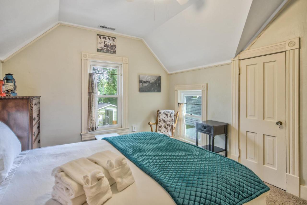 Victorian Charm With Hot Tub & Fire Pit Downtown Holiday home Colorado Springs