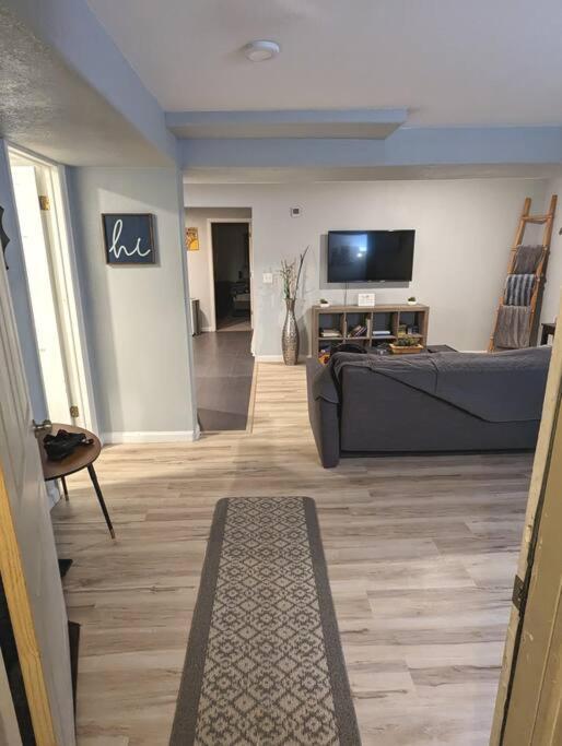 2 Bedroom* Minutes From Downtown *firepit Holiday home *
