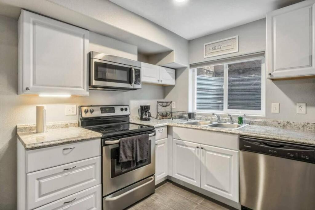 Holiday home 2 Bedroom* Minutes From Downtown *firepit Colorado Springs