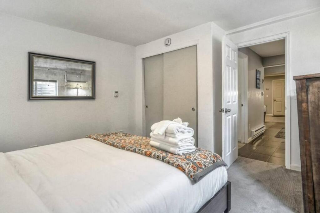 2 Bedroom* Minutes From Downtown *firepit Holiday home *