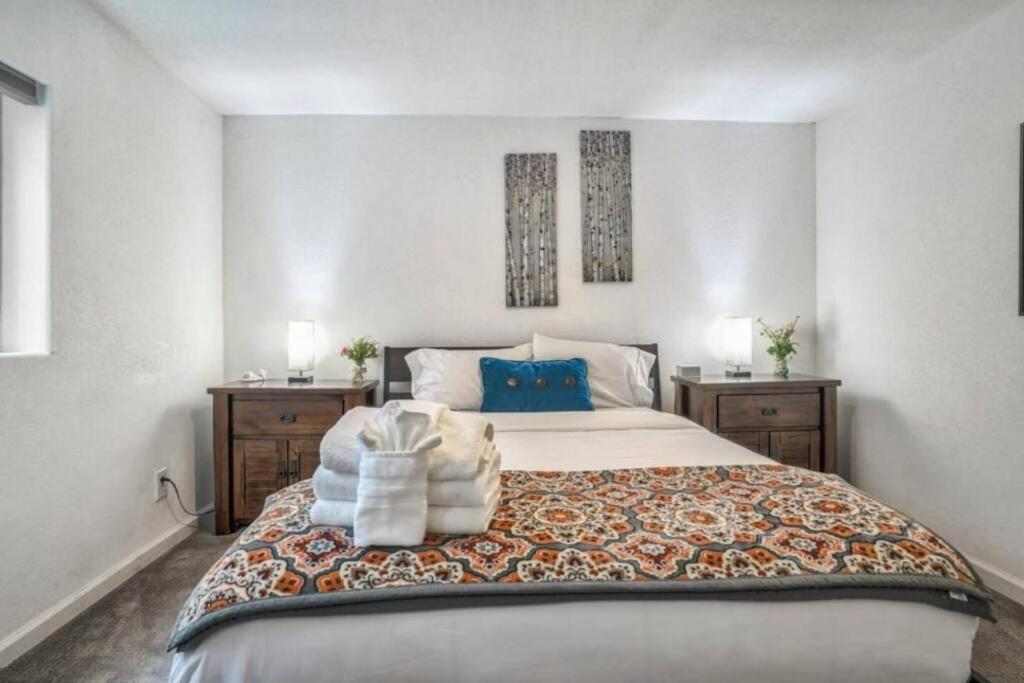 2 Bedroom* Minutes From Downtown *firepit Holiday home