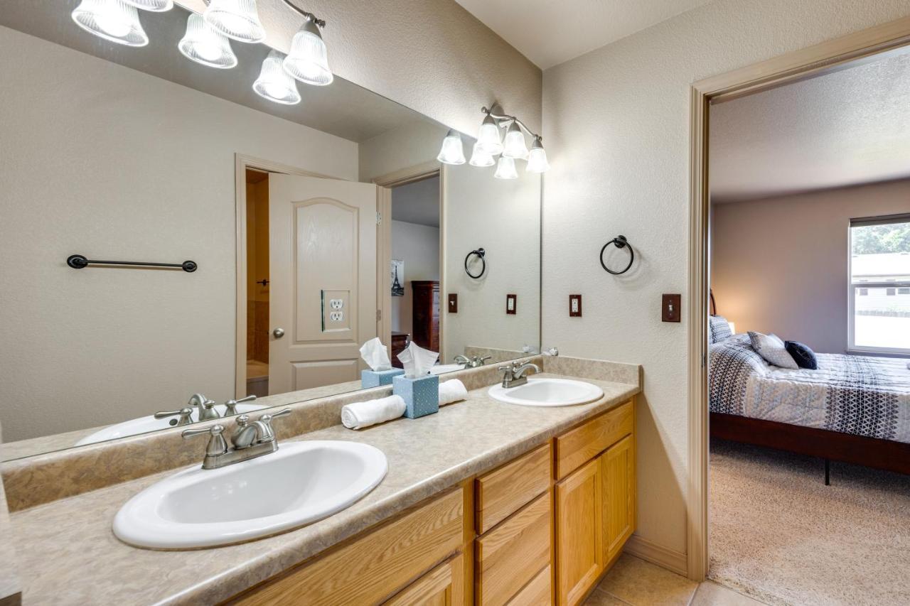 Holiday home Townhome With Game And Grill!