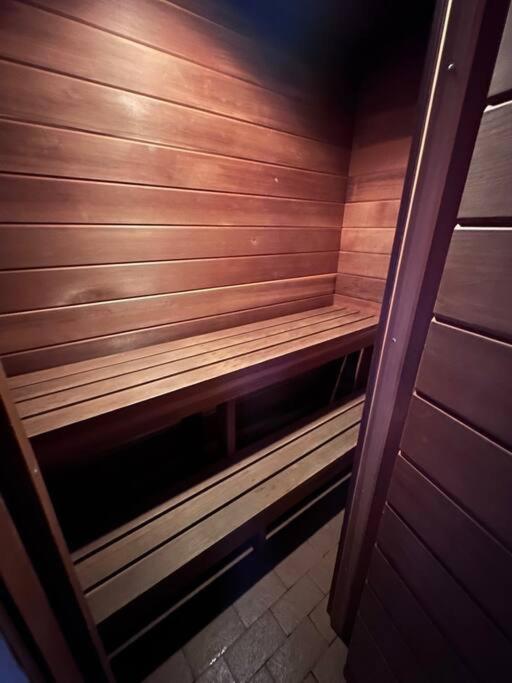 Indoor Pool, Hot Tub, Sauna! *