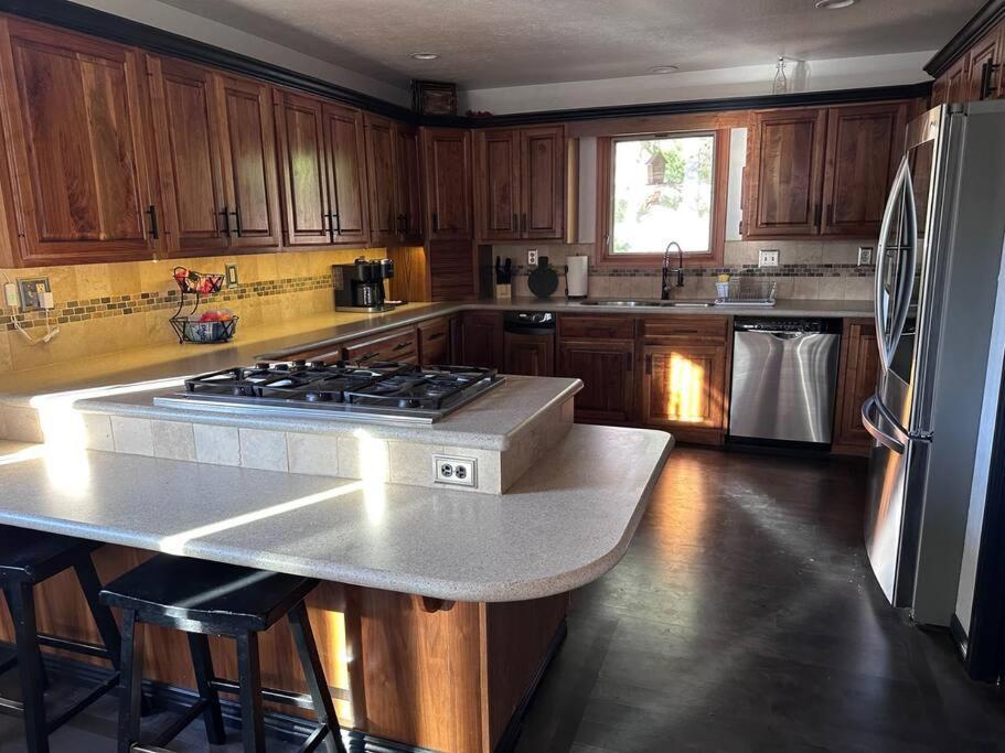 Indoor Pool, Hot Tub, Sauna! Villa Colorado Springs