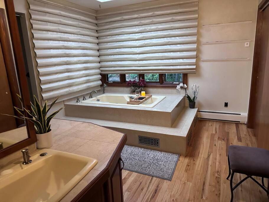 Indoor Pool, Hot Tub, Sauna! Villa *