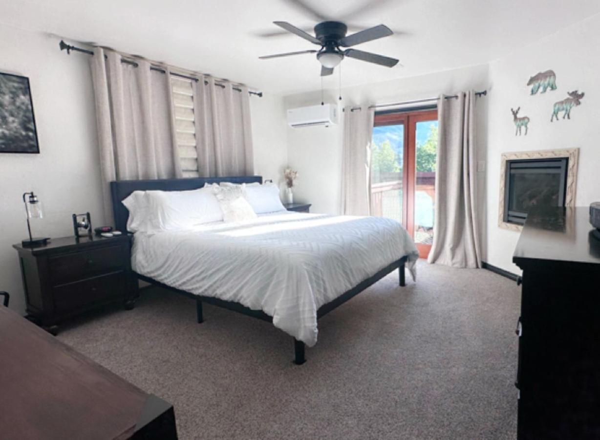 Indoor Pool, Hot Tub, Sauna! Villa Colorado Springs