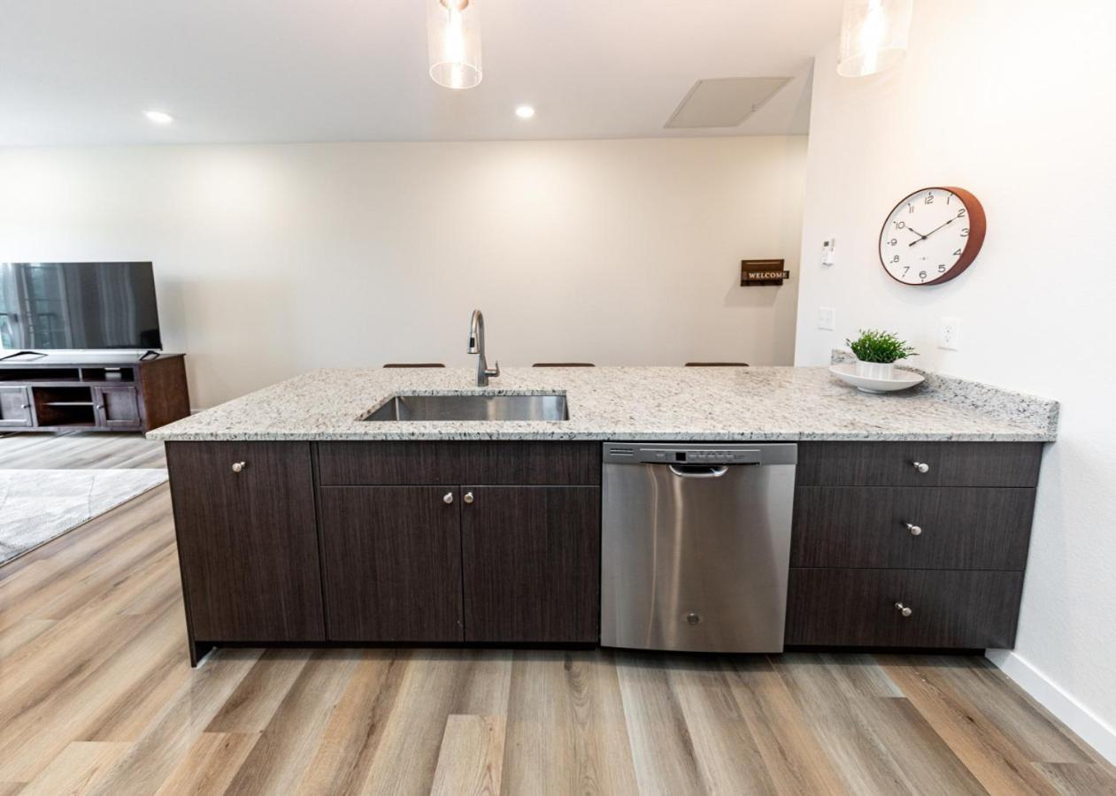 2 Bedroom Fully Furnished Luxury 304 * Colorado Springs