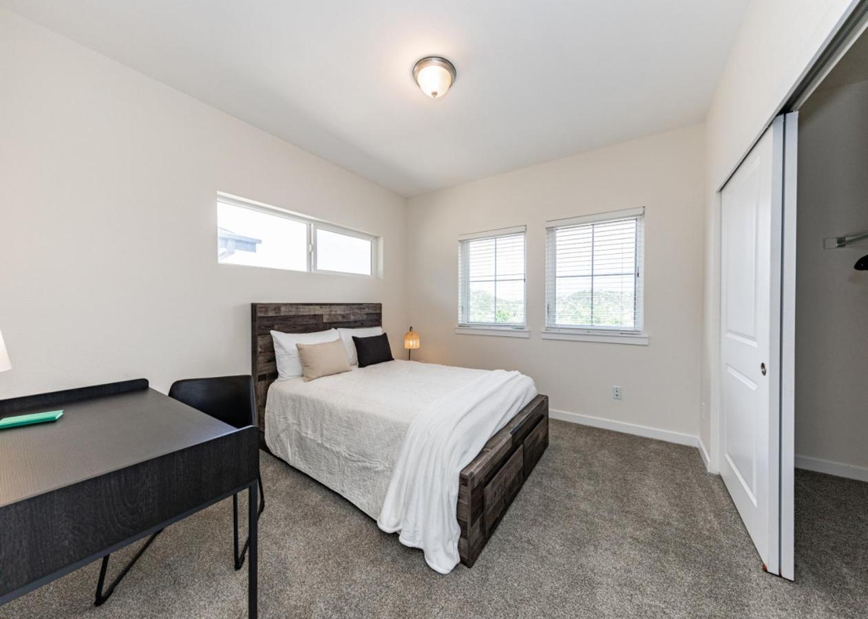 2 Bedroom Fully Furnished Luxury 304 *