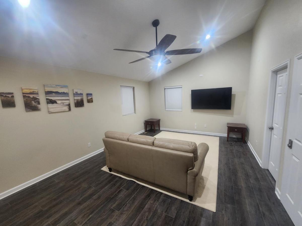 Loving Away From Home, 6 Bedrooms, 8 Beds Apartment