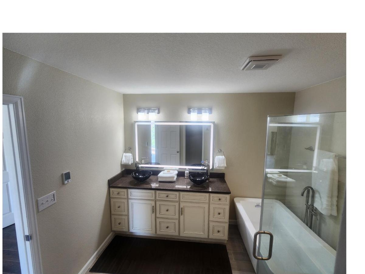 Loving Away From Home, 6 Bedrooms, 8 Beds Apartment *