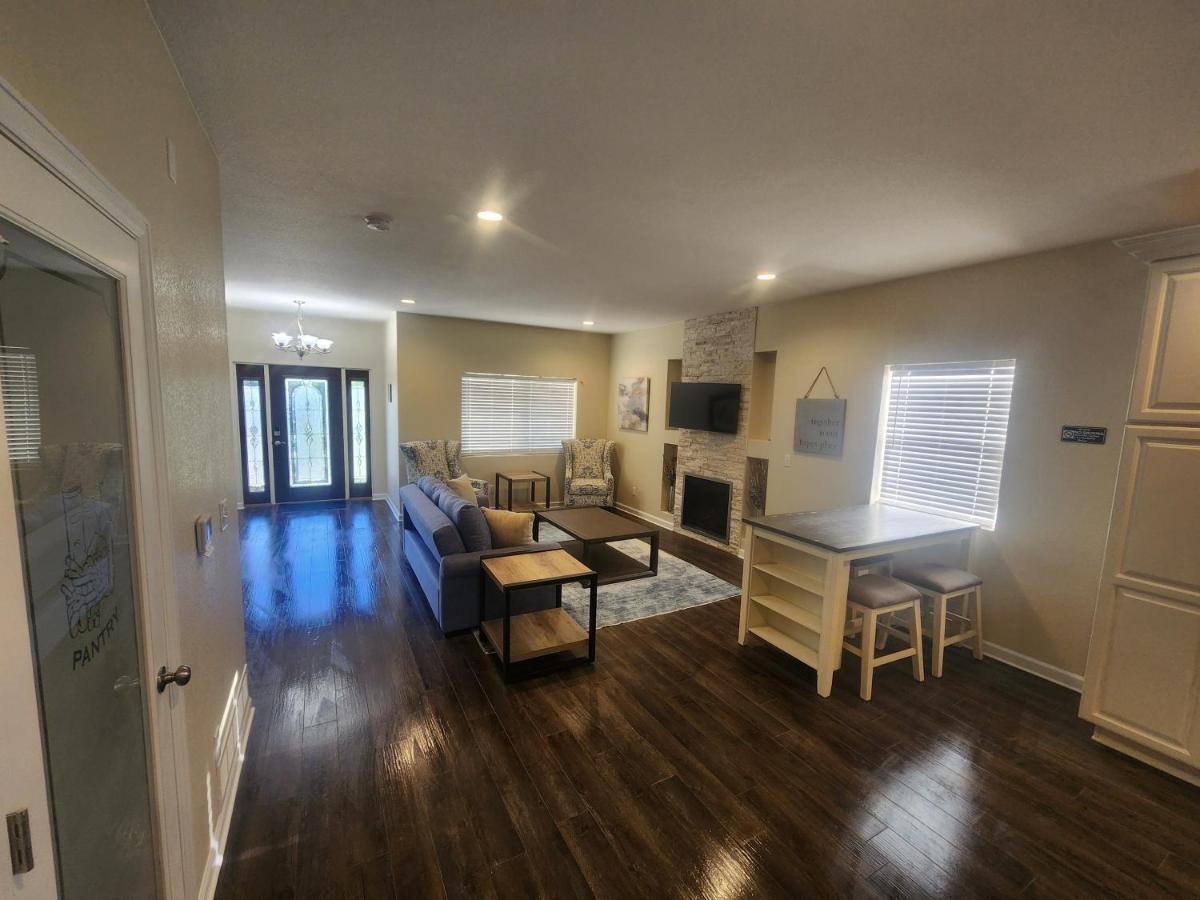 Apartment Loving Away From Home, 6 Bedrooms, 8 Beds