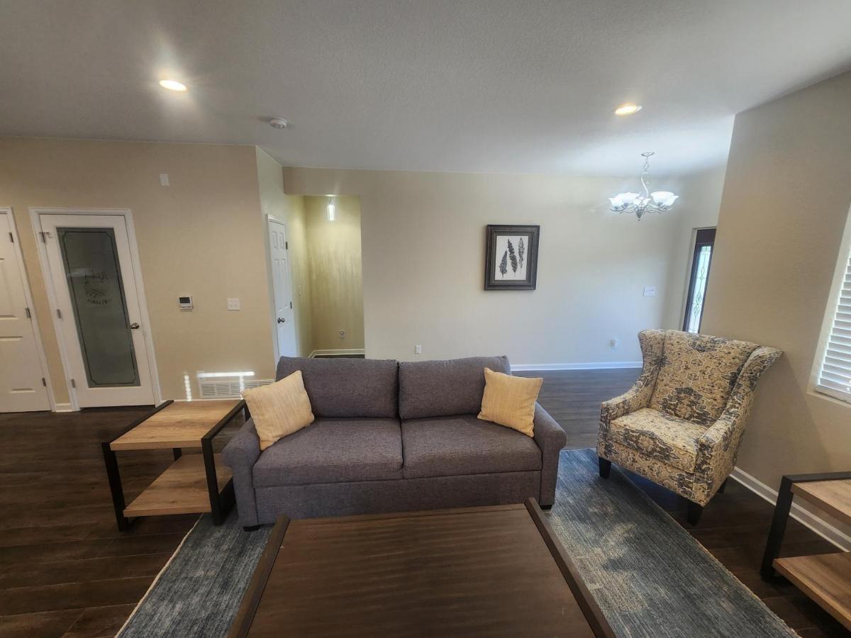 Loving Away From Home, 6 Bedrooms, 8 Beds Apartment
