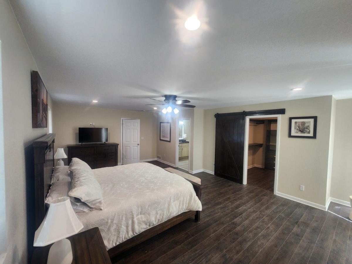 Apartment Loving Away From Home, 6 Bedrooms, 8 Beds Colorado Springs