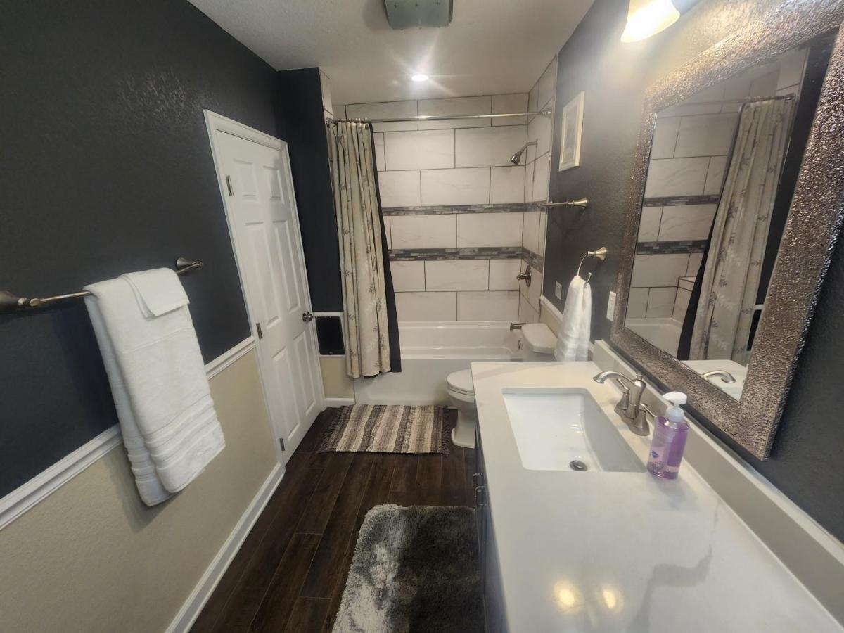 Apartment Loving Away From Home, 6 Bedrooms, 8 Beds Colorado Springs