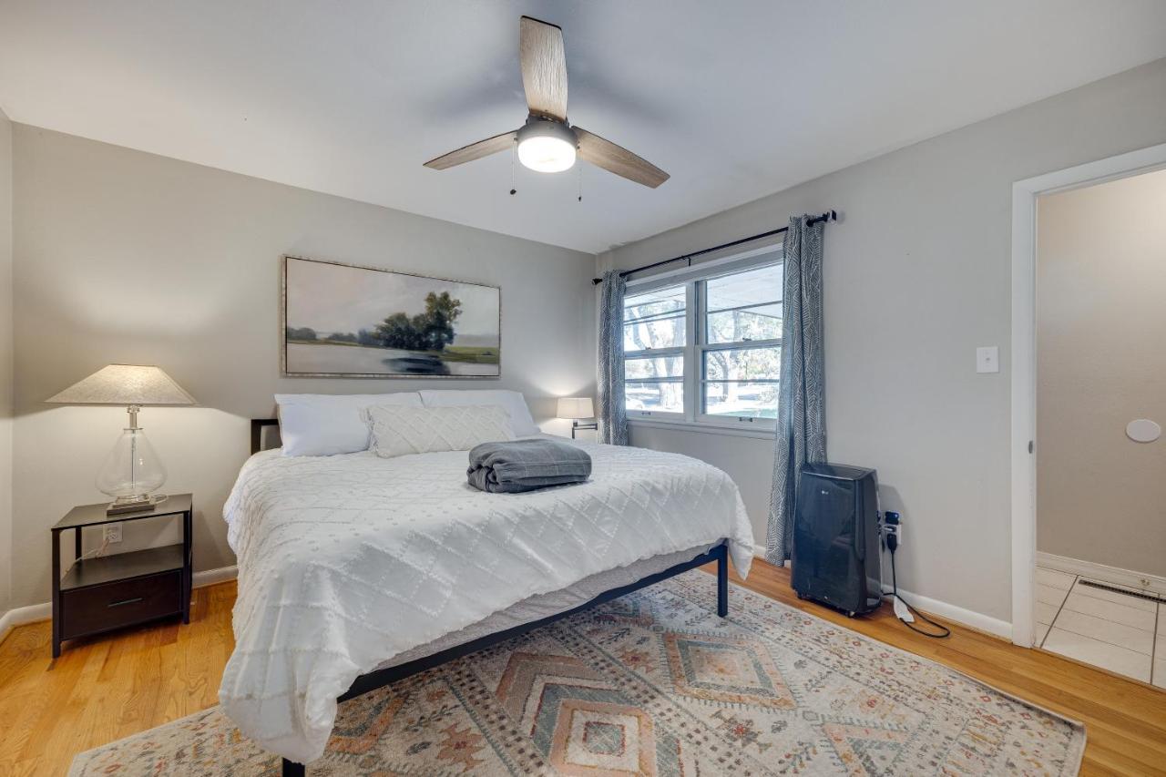 With Patio 3 Mi To Downtown! Holiday home *