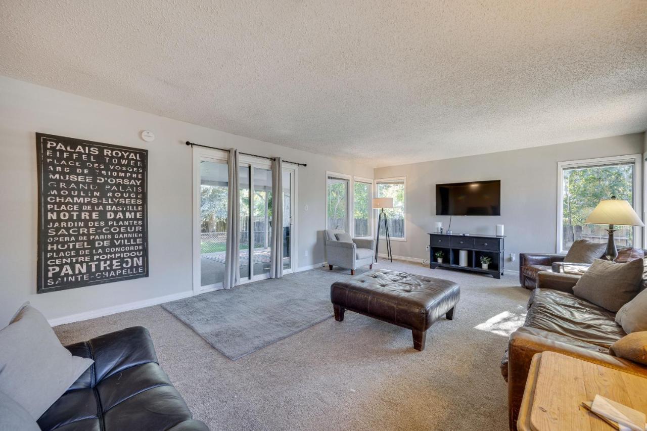 With Patio 3 Mi To Downtown! Holiday home *