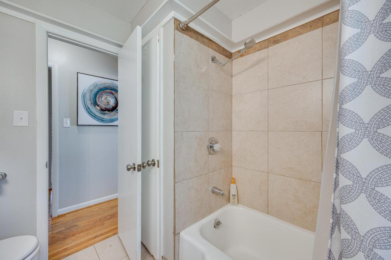 With Patio 3 Mi To Downtown! Holiday home *