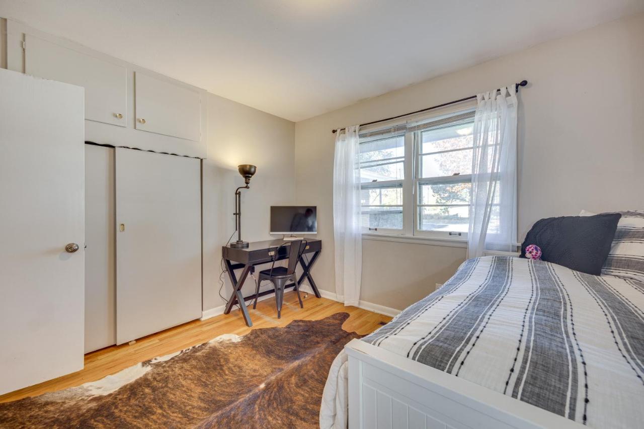 With Patio 3 Mi To Downtown! Holiday home *