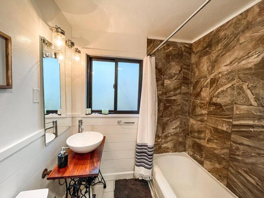 Peaceful Getaway / Heart Of Cos/mins To Downtown Holiday home