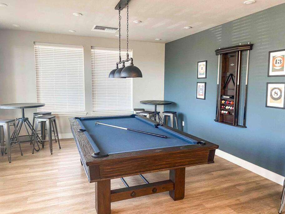 Stylish New Close To Downtown Holiday home *