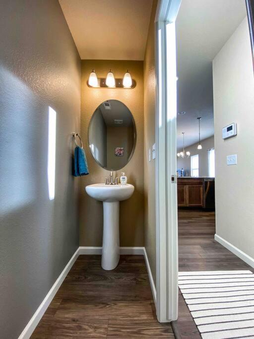 Stylish New Close To Downtown Colorado Springs