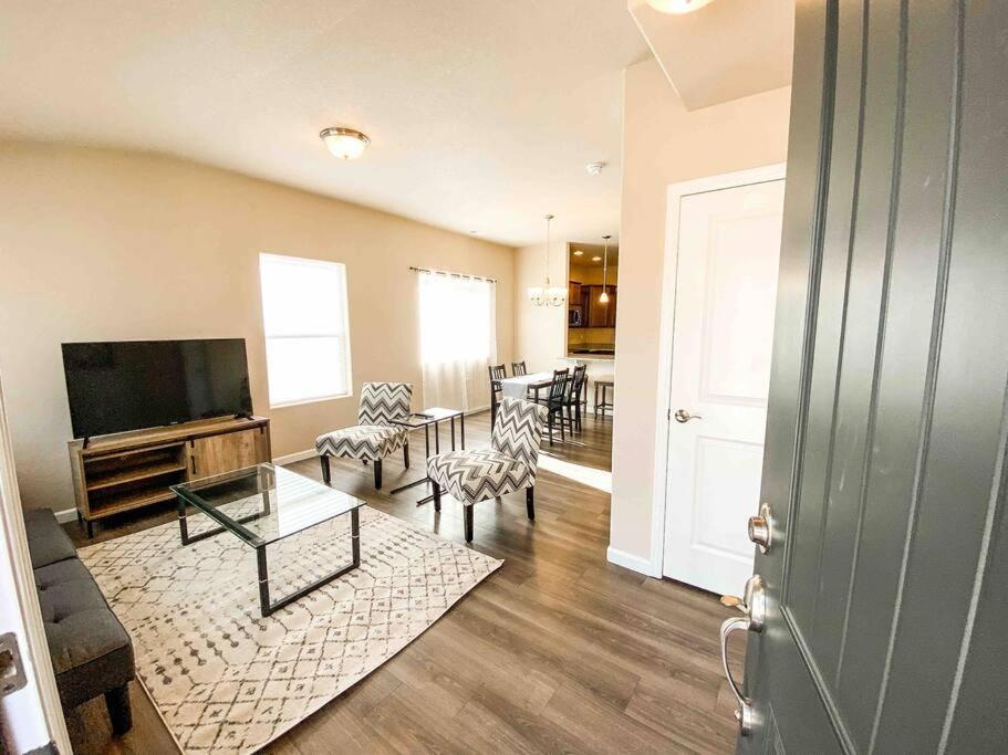 Stylish New Close To Downtown Colorado Springs
