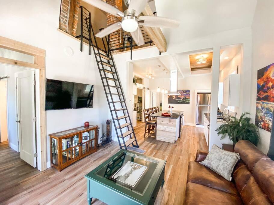 Holiday home Custom Dream Home, Loft/porch, Trendy Neighborhood *