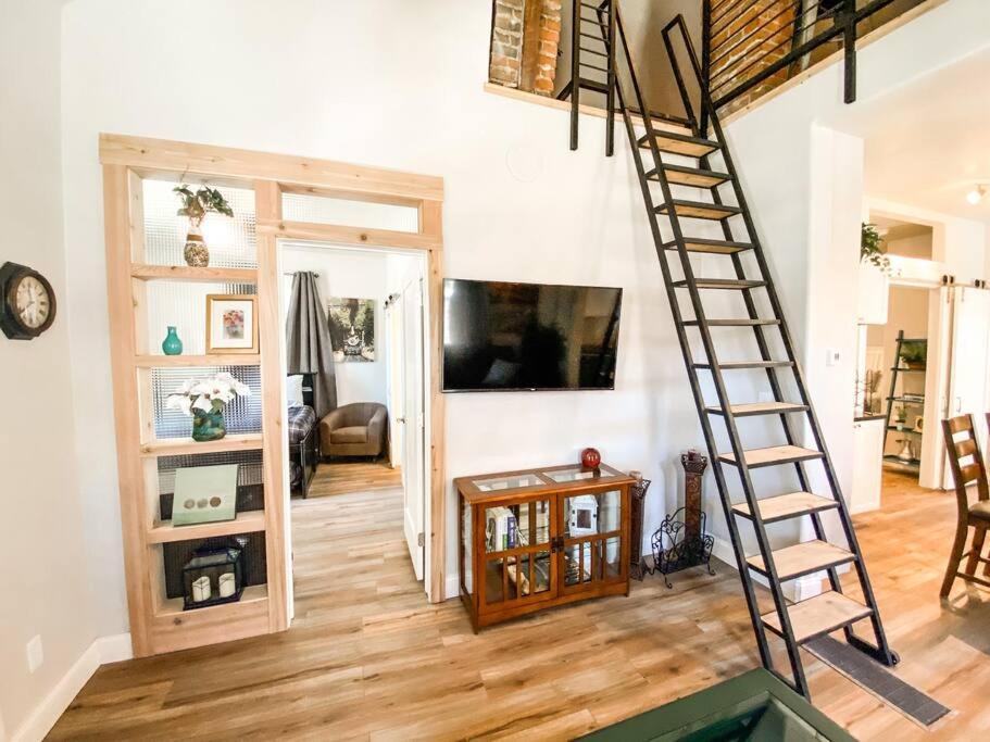 Custom Dream Home, Loft/porch, Trendy Neighborhood