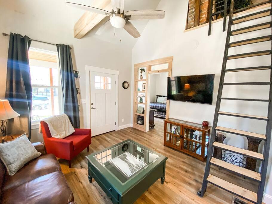 Custom Dream Home, Loft/porch, Trendy Neighborhood *