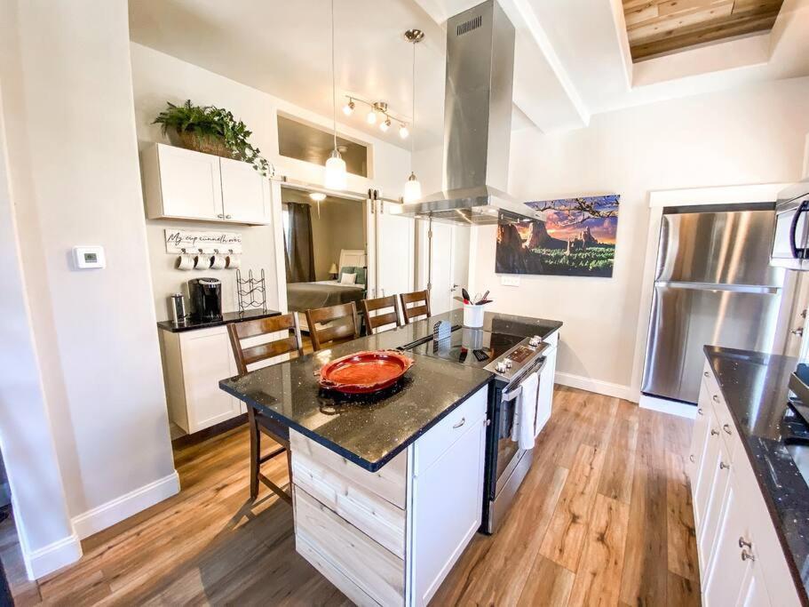 Custom Dream Home, Loft/porch, Trendy Neighborhood Holiday home *