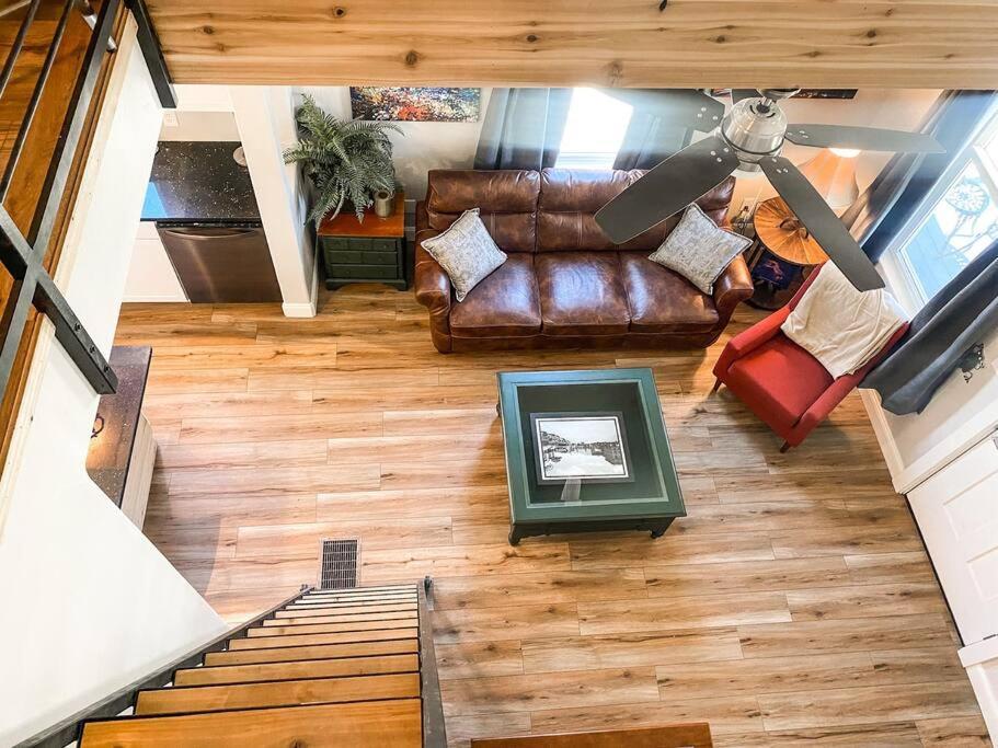 Custom Dream Home, Loft/porch, Trendy Neighborhood Holiday home