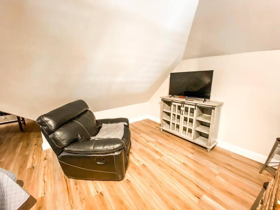 Custom Dream Home, Loft/porch, Trendy Neighborhood *