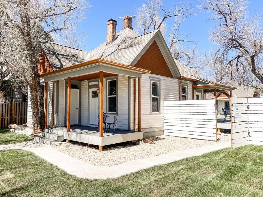 Custom Dream Home, Loft/porch, Trendy Neighborhood Holiday home *