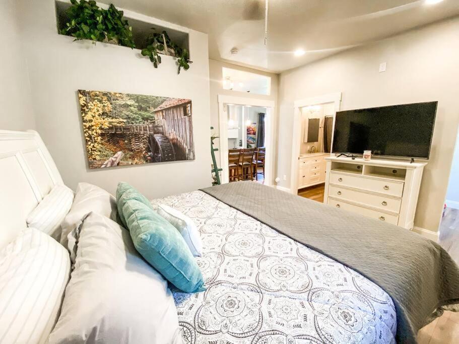 Holiday home Custom Dream Home, Loft/porch, Trendy Neighborhood